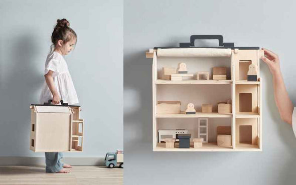 Puppenhaus aus Holz mit viel Zubehör | Das Kids Concept Aiden Spielhaus für Puppen ist sogar tragbar und kann mit auf Reisen gehen.