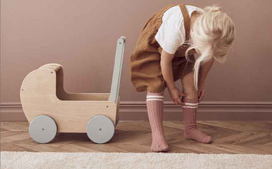 Puppenwagen von Kids Concept | Puppenwagen aus Holz Naturholzoptik für Kinder