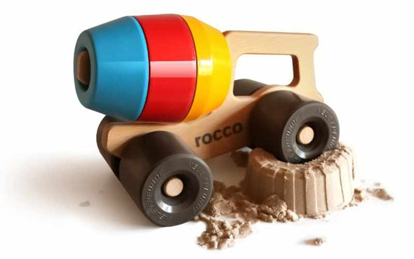 Sandkasten Spielzeug im Stil eines Betonmischers | Rocco von Neue Freunde kann zum Sandspielzeug Baufahrzeug umgebaut werden.