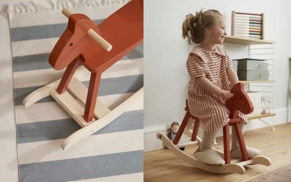 Schaukelpferd aus Holz für Kinder ab 1 Jahr (18 Monaten) in Rot von Kids Concept | Das von Carl Larsson designte Schaukeltier ist im klassischen skandinavischen Design gehalten und fügt sich schön ins Kinderzimmer ein.