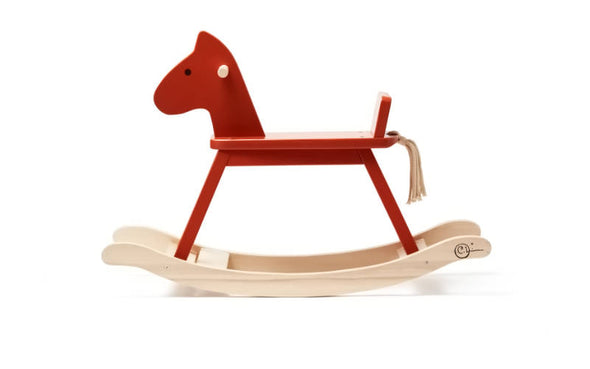 Schaukelpferd aus Holz in Rot von Carl Larsson wurde für Kids Concept designed. Das Schaukeltier fügt sich schön ins Kinderzimmer ein.