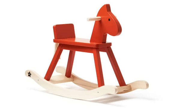 Schaukelpferd aus Holz in Rot von Kids Concept | Das von Carl Larsson designte Schaukeltier ist im klassischen skandinavischen Design gehalten und fügt sich schön ins Kinderzimmer ein.