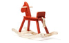 Schaukeltier aus Holz von Kids Concept | Das von Carl Larsson designte rote Schaukelpferd aus Holz ist im klassischen skandinavischen Design gehalten und fügt sich schön ins Kinderzimmer ein.