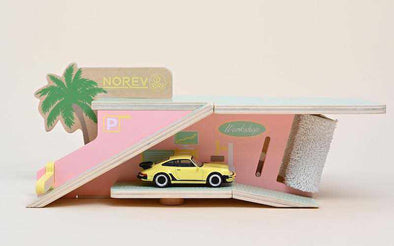 Spielzeug Garage "Palm Springs" von Norev mit Porsche 911 Turbo Spielzeugauto | Die Holz-Waschanlage ist Parkhaus, Tankstelle und Waschstrasse für Spielzeugautos in einem.