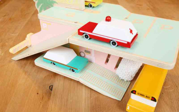 Die Spielzeug Waschanlage "Palm Springs" von Norev eignet sich gut für Candycar Holzautos von Candylab Toys
