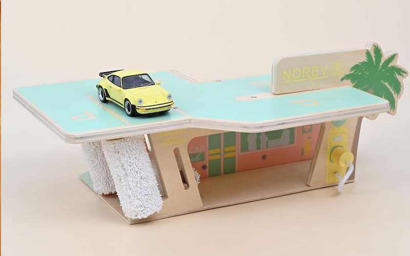 Spielzeug Waschanlage "Palm Springs" von Norev | Inklusive Porsche 911 Spielzeugauto ist diese Waschstrasse ein schönes Geschenk für Kinder und Diecast Fans
