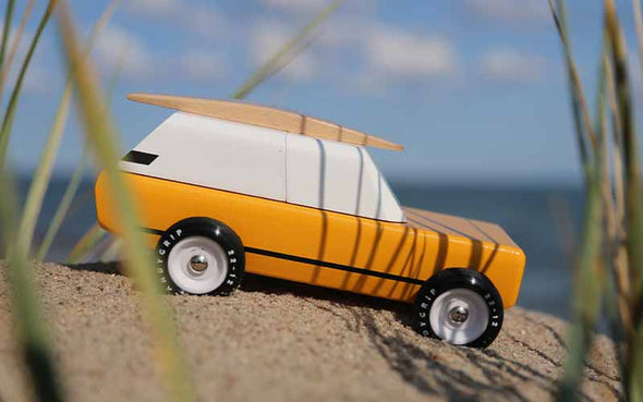Spielzeugauto von Candylab Toys Cotswold Yukon gold Holzspielzeug Auto