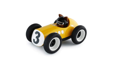 Spielzeugauto von Playforever: der gelbe EGG Roadster "Sunnysider" mit der lässigen Katze als Rennfahrer