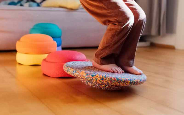 Das Stapelstein® Balance Board hilft Kindern Motorik, Gleichgewichtssinn und Beweglichkeit zu fördern | Im Set mit 6 Regenbogen Stapelsteinen  
