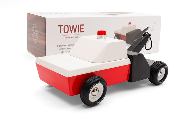 Roter Spielzeug Abschleppwagen Towie aus Holz von Candylab Toys